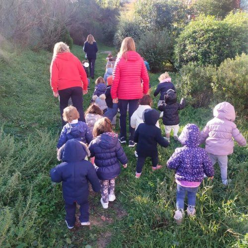 Los niños y niñas de 2 3 años visitarán un parque cercano, para conocer un poquito más las caracteristicas del otoño en nuestro entorno. Se lo pasan en grande todos juntos recogiendo hojas, madroños, etc. Con lo recogido este día, posteriormente en el aula, realizamos el rincón del otoño. 