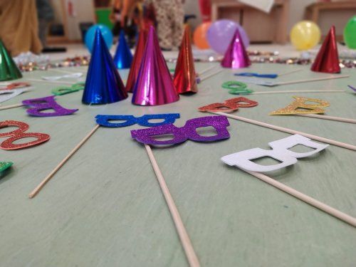 Fiesta de Carnaval
En este día tan especial celebraremos el Carnaval con una jornada llena de color, alegría y mucha diversión.
Los niños y niñas podrán venir disfrazados si lo desean, dejando volar su imaginación y convirtiéndose por un día en su personaje favorito. Princesas, superhéroes, animales, piratas… ¡todo tiene cabida en nuestra gran fiesta!
A lo largo de la mañana disfrutaremos de juegos dinámicos, música, talleres creativos y un divertido desfile donde cada peque podrá lucir su disfraz con orgullo. Será una jornada pensada para fomentar la expresión, la creatividad y el disfrute compartido.
Bailaremos, reiremos y viviremos momentos muy especiales en un ambiente festivo y lleno de ilusión.
Porque en nuestra escuela el Carnaval no es solo una fiesta…es una oportunidad para expresarnos y divertirnos juntos