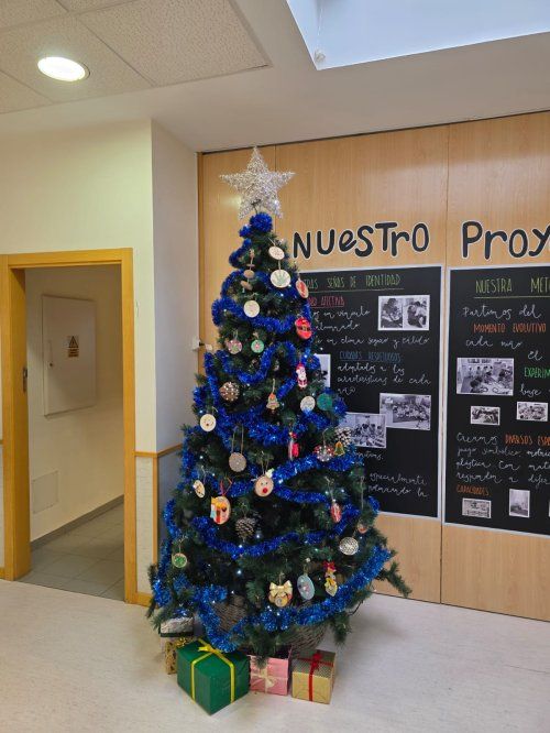Fiesta de Navidad
 Un día lleno de magia e ilusión La Navidad llega a nuestra escuela envuelta en luces, villancicos y mucha emoción. Es una de las celebraciones más especiales del año, donde la ilusión se refleja en cada mirada.
 La visita de los Reyes Magos de Oriente Por la mañana recibimos con enorme entusiasmo a los Reyes Magos de Oriente, que vienen a compartir un momento muy especial con los niños y niñas. Cada peque tiene la oportunidad de entregar su carta y recibir un pequeño detalle lleno de cariño e ilusión.
 Espíritu navideño en la escuela Durante la jornada cantamos villancicos, compartimos abrazos y disfrutamos de un ambiente cálido y acogedor que nos envuelve en el verdadero espíritu de la Navidad.
 Merienda en familia Y por la tarde… ¡la celebración continúa! Invitamos a las familias a merendar con nosotros y compartir una tarde entrañable en la escuela. Es un momento perfecto para conversar, reír y disfrutar juntos, reforzando ese vínculo tan importante entre familia y escuela.
 Recuerdos que brillan para siempre Una jornada mágica, llena de emoción, sonrisas y ternura, que nos permite despedir el año creando recuerdos que quedarán guardados en el corazón de nuestros peques.
 
 
 
 
 
 
 
 
 
 
 
 
 
 
 
 
 
 
 
 
 
 
 
 
 
 
 
 
 
 
 
 
 
 
 
 
 
 
 
 
 
 
 
 
 
 
 
 
 
 
 
 
 
 
 
 
 
 
 
 
 
 
 
 
 
 
 
 
 
 
 
 
 
 
 
 
 
 
 
 
 
 
 
 
 
 
 
 
 
 
 
 
 
 
 
 
 
 
 
 
 
 