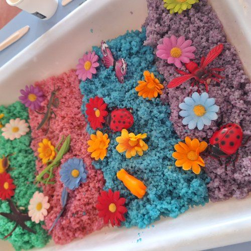 Fiesta de la Primavera
Actividades creativas Los niños y niñas disfrutan de manualidades, pinturas y decoraciones llenas de color, celebrando la llegada de la primavera con toda su imaginación.
Canciones y bailes Durante la fiesta, cantamos, bailamos y jugamos juntos, fomentando la cooperación, la expresión y la alegría en un ambiente seguro y lleno de diversión.
Conexión con la naturaleza Es un día para descubrir y celebrar la naturaleza, aprendiendo sobre flores, plantas y animales de manera lúdica y participativa.
 Comunidad y diversión Las familias también son bienvenidas, formando parte de esta celebración y compartiendo risas, juegos y momentos inolvidables con sus pequeños.