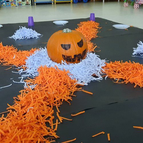  Diversión terroríficamente divertida Celebramos Halloween con una fiesta llena de imaginación y alegría. Los niños y niñas pueden venir disfrazados de lo que más les guste relacionado con esta celebración: fantasmas, brujas, vampiros…El disfraz no es obligatorio, lo más importante es que todos disfruten y se sientan cómodos.
Durante la jornada, los peques participarán en juegos temáticos, actividades sensoriales y propuestas “escalofriantemente” divertidas, pensadas siempre para su edad y en un ambiente seguro y acogedor. Taller All English En nuestro taller de All English, los niños y niñas aprenderán vocabulario, canciones y costumbres típicas relacionadas con Halloween, viviendo la experiencia de una forma lúdica y natural. Y, por supuesto, no faltará nuestro baile monstruoso, donde mover el esqueleto será obligatorio… ¡pero siempre con muchas risas
 